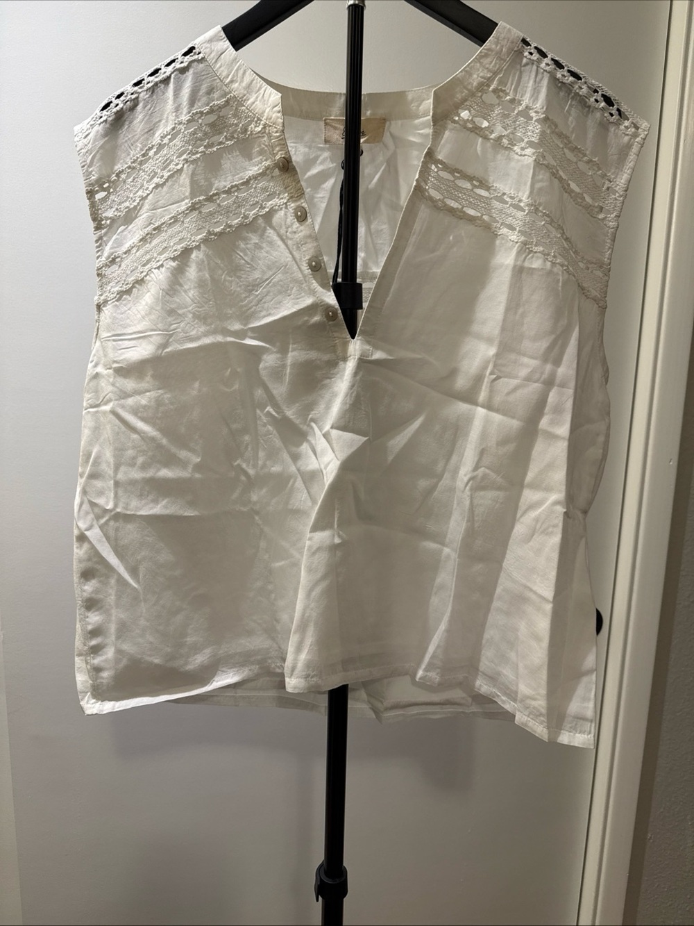 Elan White Sleeveless Top Women's Size Large V-Neck Blouse NWT Lightweight